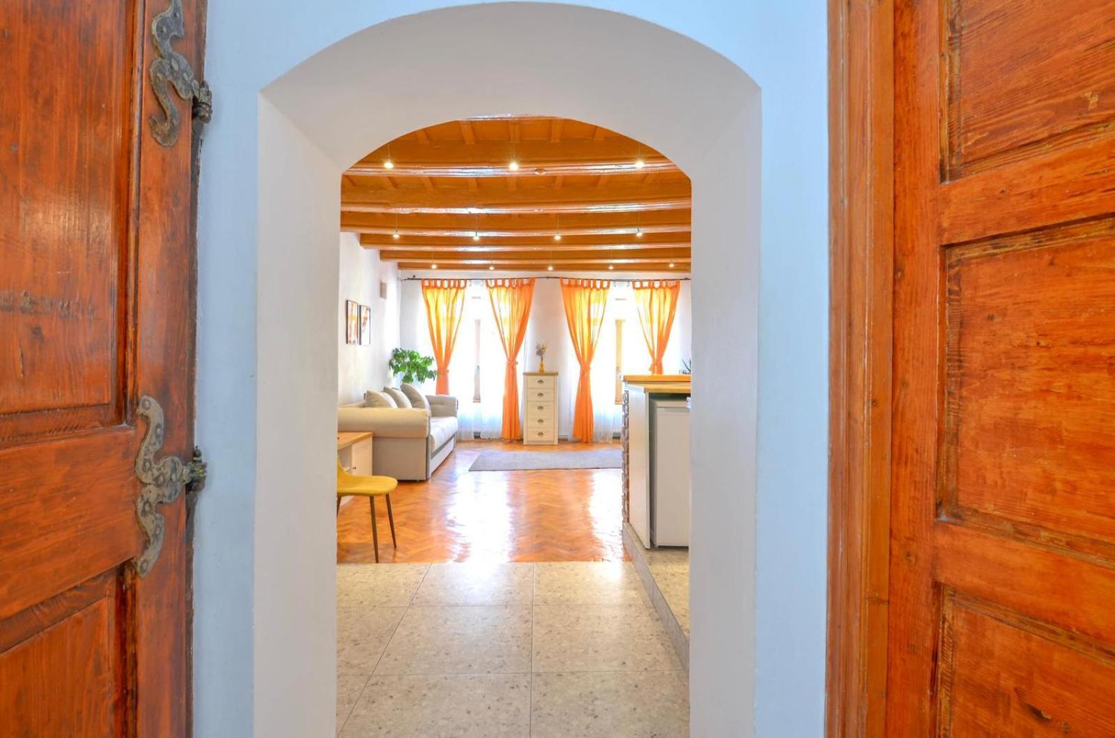 Charming Apartment - Heart Of Brasov Poarta Schei Exterior photo